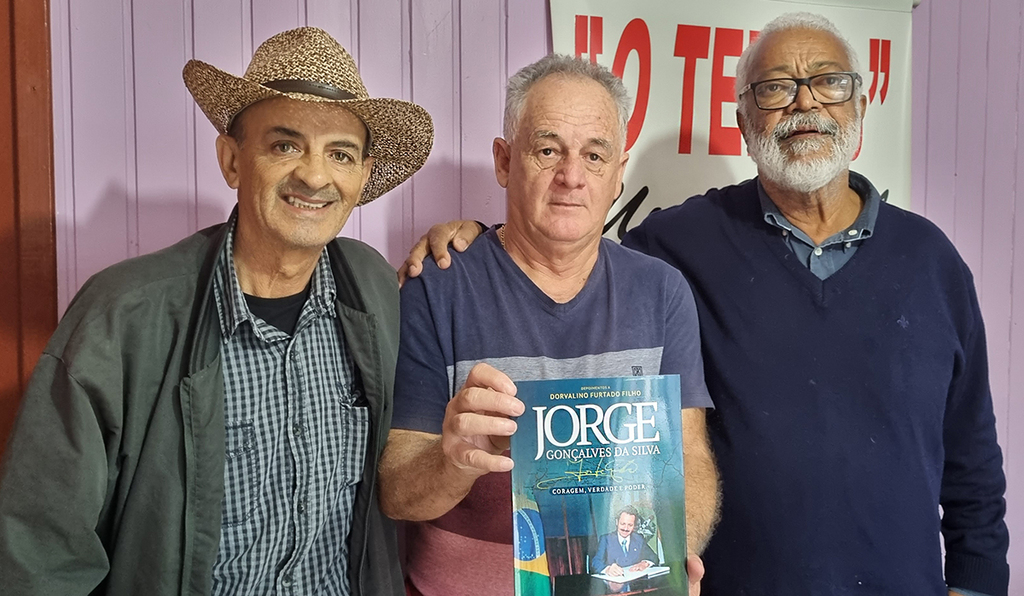 Aldo Azevedo / jornalista - Foto legenda: Jairo Gonçalves da Silva (filho Jorge Gonçalves Filho) entregando um exemplar do livro assim intitulado: Coragem, verdade e poder, diretor geral de O TEMPO jornal de fato Enio O. Azevedo e o jornalista Nilton Cesar Góes. Visita do pessoal de Florianópolis na Redação de O TEMPO jornal de fato.