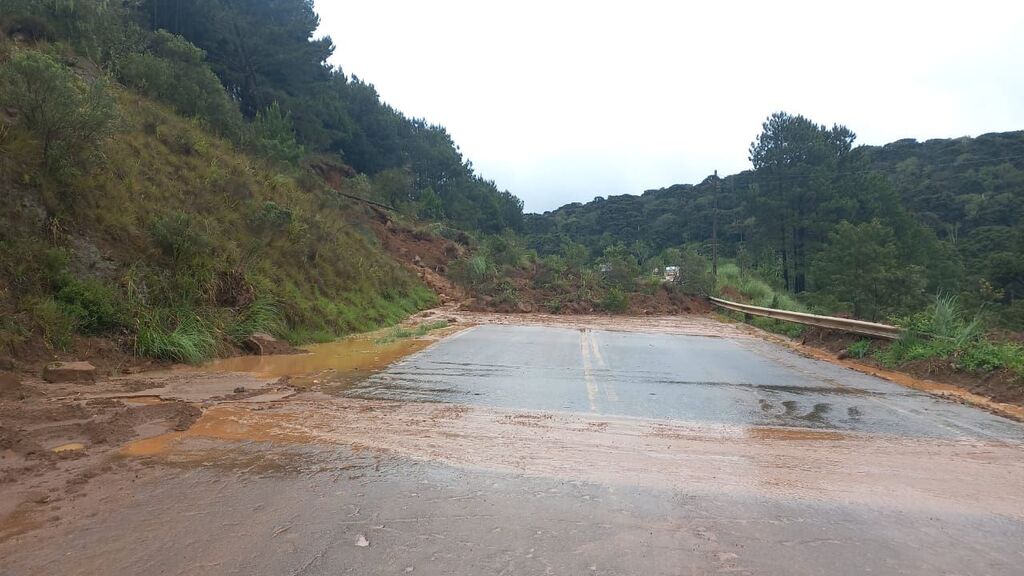 Chuva causa interdição de rodovias na Serra e no Meio Oeste
