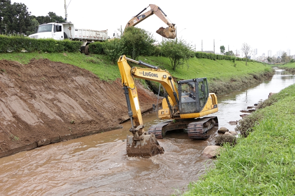 Calha do Rio Carahá é desassoreado pela Defesa Civil Municipal