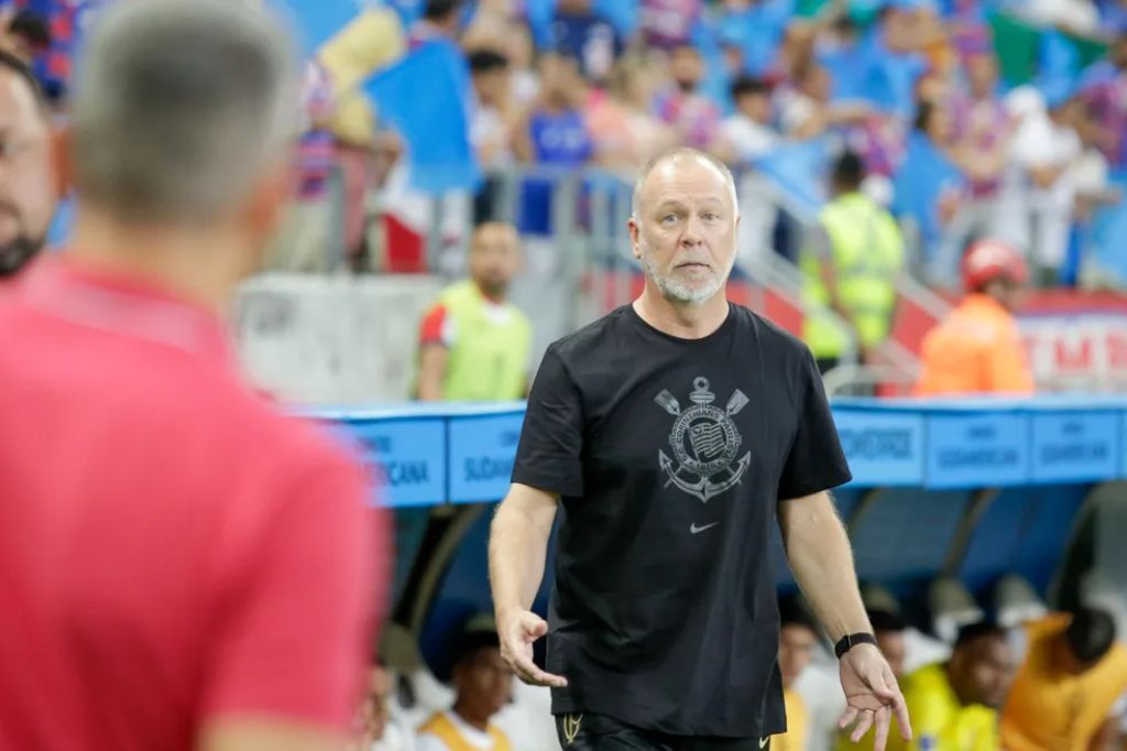  - Mano Menezes em Fortaleza x Corinthians — Foto: Lucas Emanuel/AGIF