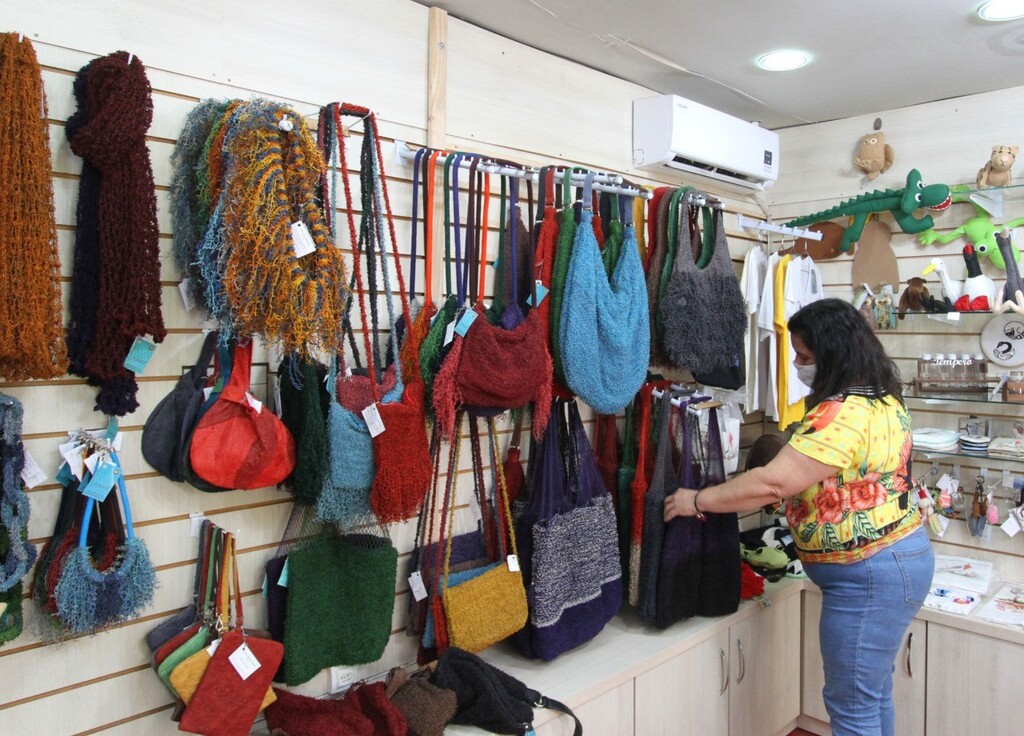 Foto: JRC - DP - Projeto Mulheres Redeiras da Pesca, integrado por grupo de artesãs da Colônia de Pescadores São Pedro, a Colônia Z-3, está indicado pelo deputado estadual Zé Nunes (PT) para receber o Prêmio Folha Verde 2023, instituído em 1995 pela Assembleia Legislativa. A proposta do projeto é a reciclagem de descartas oriundos da pesca em produtos originais e exclusivos, como escamas e couro de peixe e redes. No Mercado Central, está instalada uma loja onde a produção (foto) é apresentada e pronta para comercialização. O sucesso é crescente.