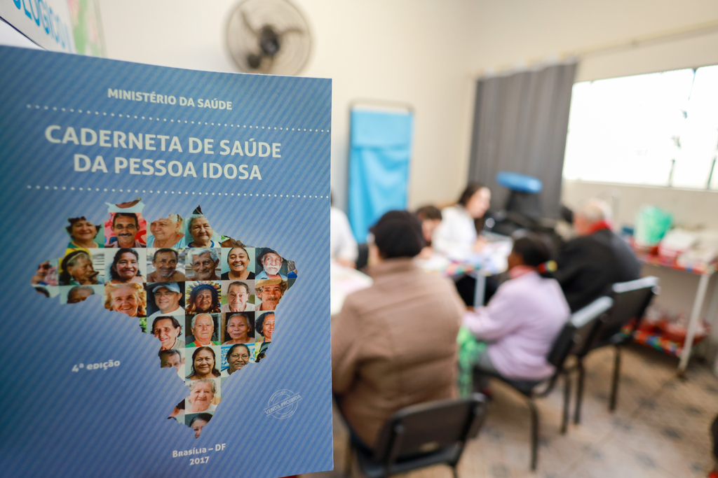 Foto: Italo Santos - DP - Pacientes receberam e preencheram a Caderneta de Saúde do Idoso
