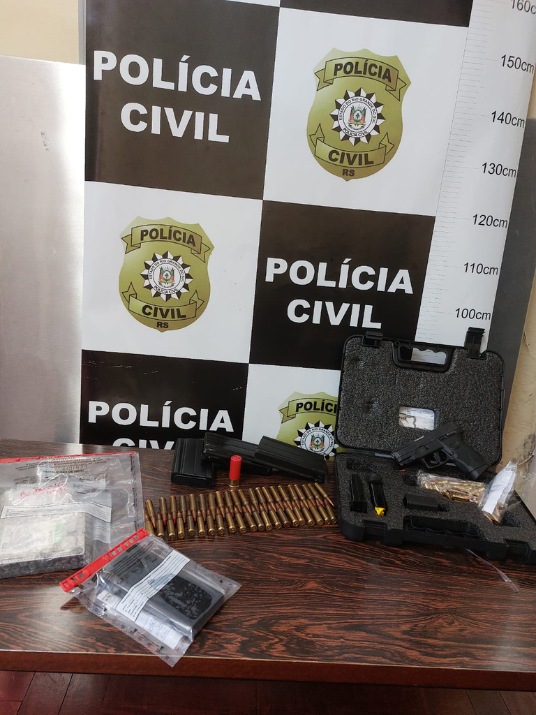 Foto: Divulgação - DP - Foram localizadas na casa do suspeito munições, material e arquivos de crianças em situação de pornografia