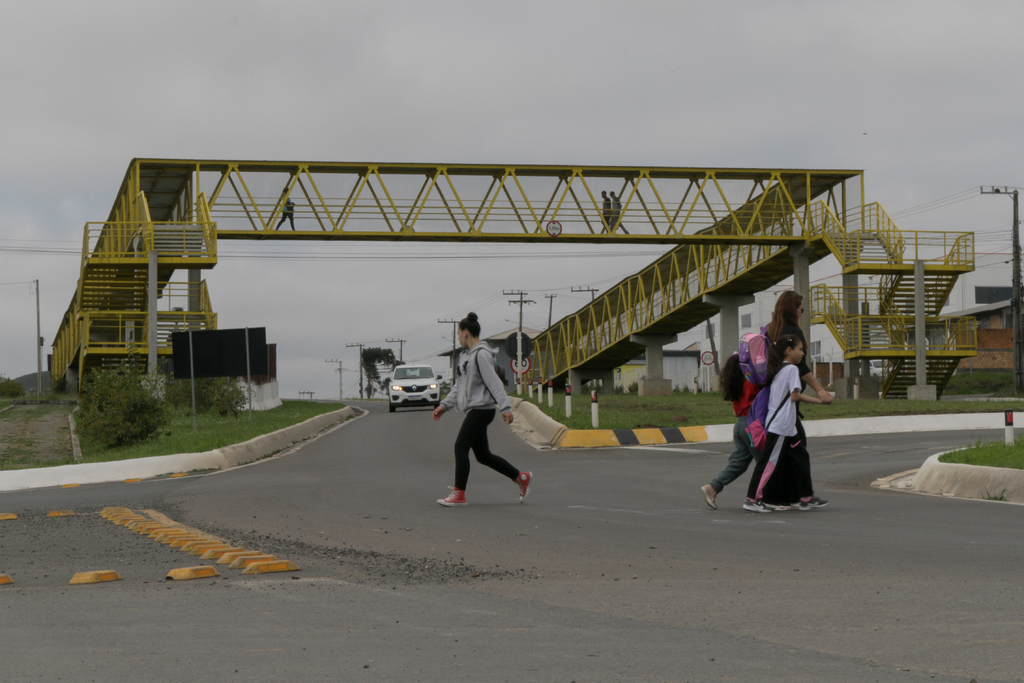 Pedestres ignoram passarelas da BR-282 e arriscam a vida sobre a pista