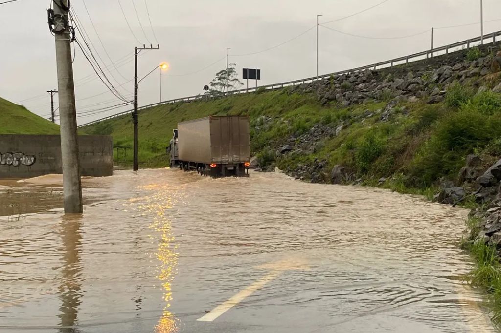 SC amanhece com cidades alagadas e rodovias interditadas após temporais