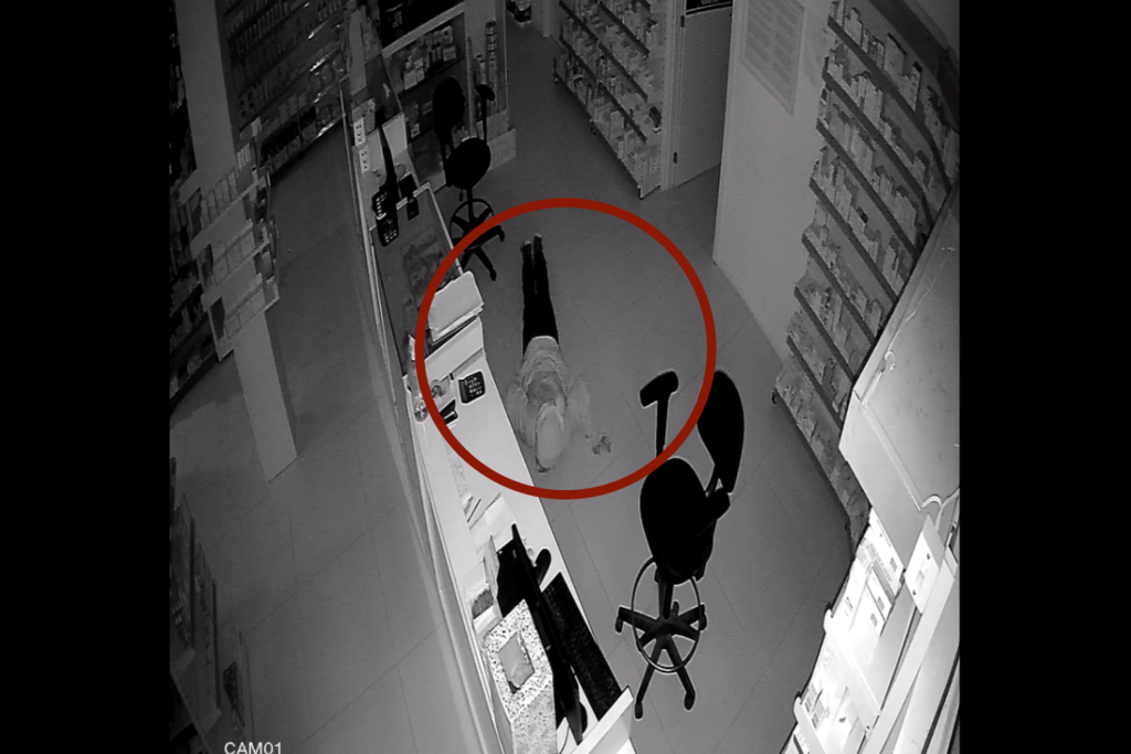 Homem rasteja ao furtar farmácia em Caçapava do Sul
