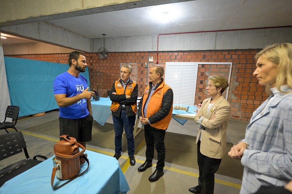 Governador acompanha ações da Defesa Civil na central de monitoramento climático de Blumenau e visita abrigo