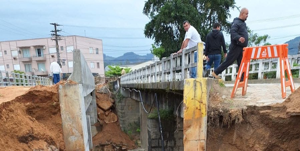 CASAN TRABALHA NA RECUPERAÇÃO DE SISTEMAS COMPROMETIDOS PELAS CHUVAS