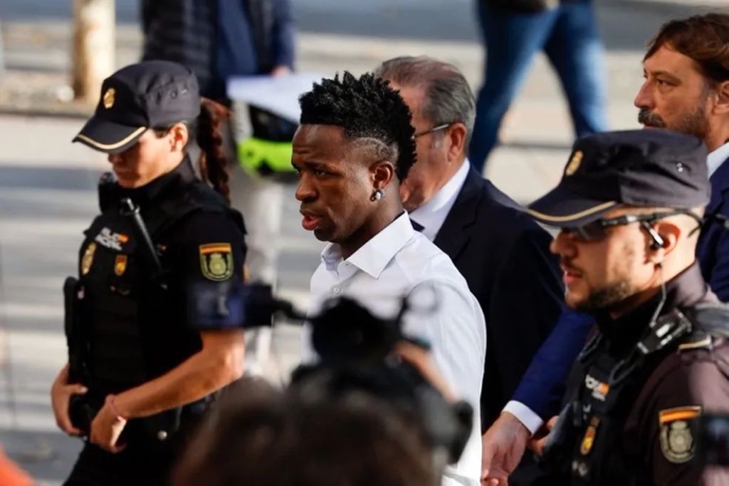  - Vinícius Junior chega a tribunal em Madri para depor sobre ataques racistas recebidos no Mestalla em Valencia x Real Madrid — Foto: AFP