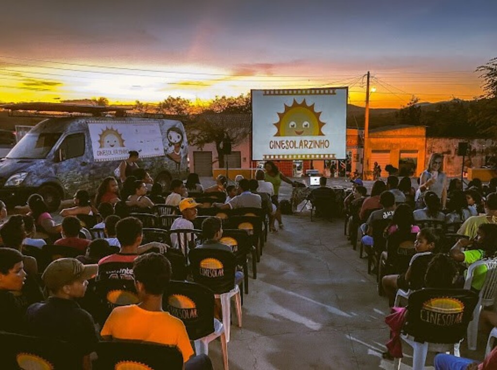 CineSolarzinho chega a Anita Garibaldi com sessões gratuitas de cinema movido a energia solar, pipoca e atrações para toda a família