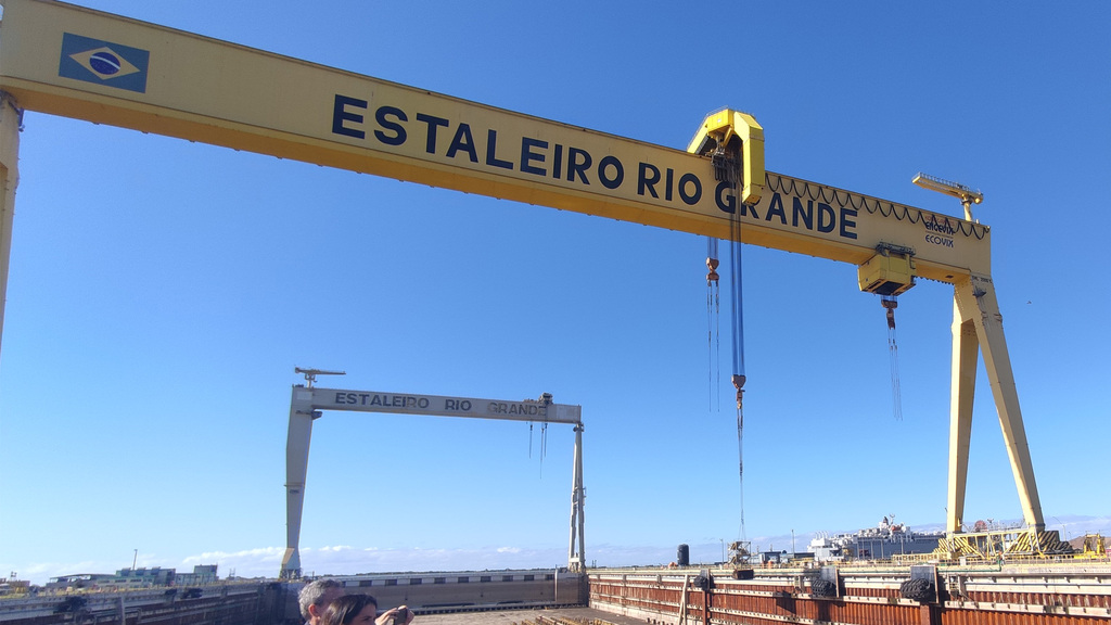 Foto: Paulo Corrêa - Especial - DP - Integrantes da Frente Parlamentar Mista em Defesa da Indústria Naval Brasileira, deputados federais e senadores, iniciam hoje, em Rio Grande e São José do Norte, visitas técnicas aos estaleiros do Brasil. Pela manhã, no Estaleiro EBR e à tarde, no Estaleiro Rio Grande (foto), tendo ainda reunião na reitoria da Furg. Presidida pelo deputado federal rio-grandino Alexandre Lindenmeyer (PT), a Frente objetiva verificar a atual situação dos estaleiros, identificar problemas e apontar soluções para a reativar do setor que é considerado estratégico para o desenvolvimento do País
