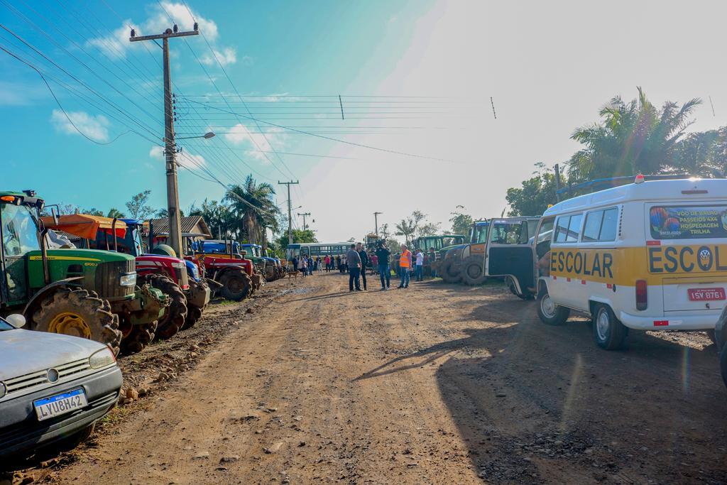PRAIA GRANDE: MORADORES REALIZAM PROTESTO CONTRA A INTERRUPÇÃO DAS OBRAS DA RODOVIA SC-108