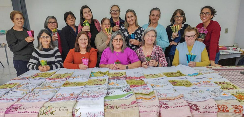 MULHERES DO CLUBE DE MÃES DE SÃO JOÃO DO SUL
RECEBERAM CURSO DA CEPRAG