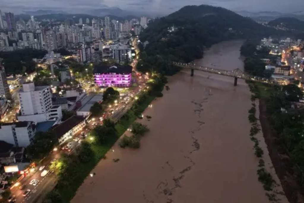  - Rio Itajaí-Açu em Blumenau atingiu 8,50 metros às 7h da manhã desta quinta-feira — Foto: Patrick Rodrigues