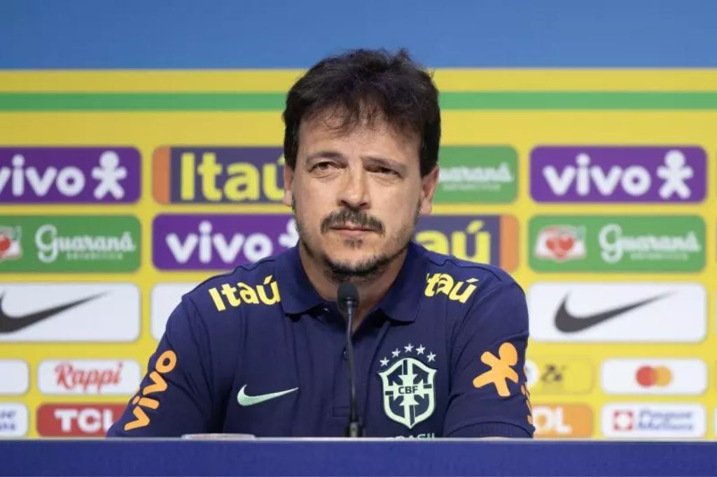  - Fernando Diniz convoca a seleção brasileira pela segunda vez; é o segundo corte nessa convocação já que o primeiro foi do atacante Raphina – Foto: Thais Magalhães/CBF