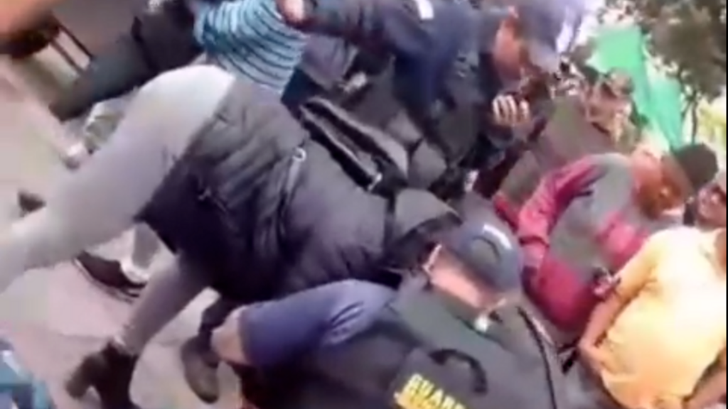 Homem entra em confronto com agentes da Guarda Municipal no Calçadão; veja imagens