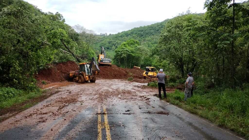 Pista começa a ceder na BR-280, em Araquari