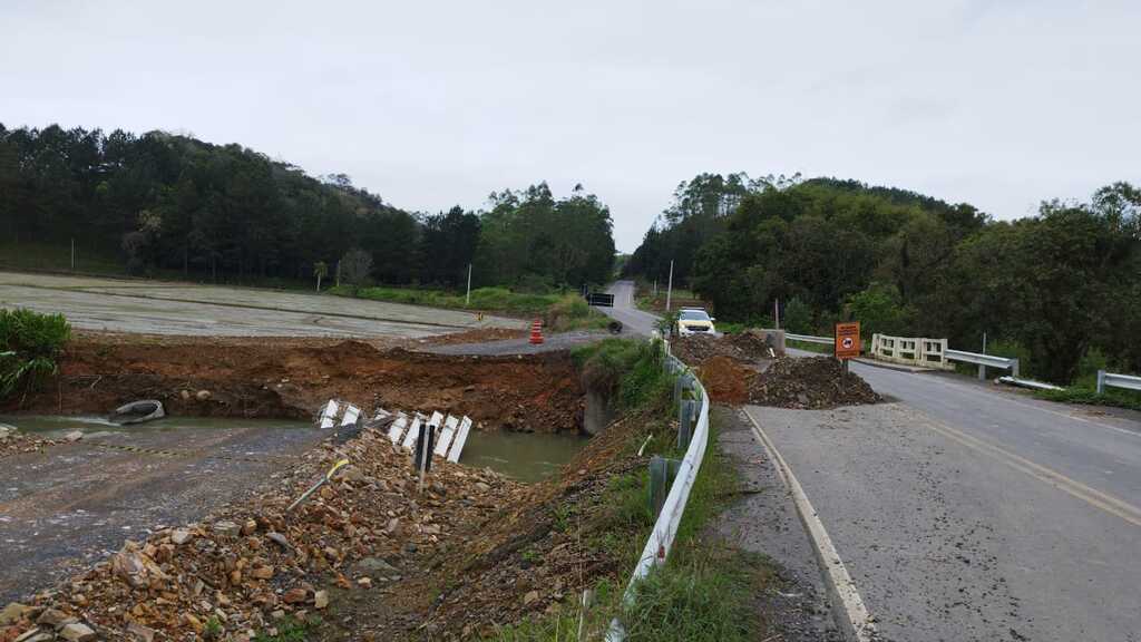 Pista começa a ceder na BR-280, em Araquari