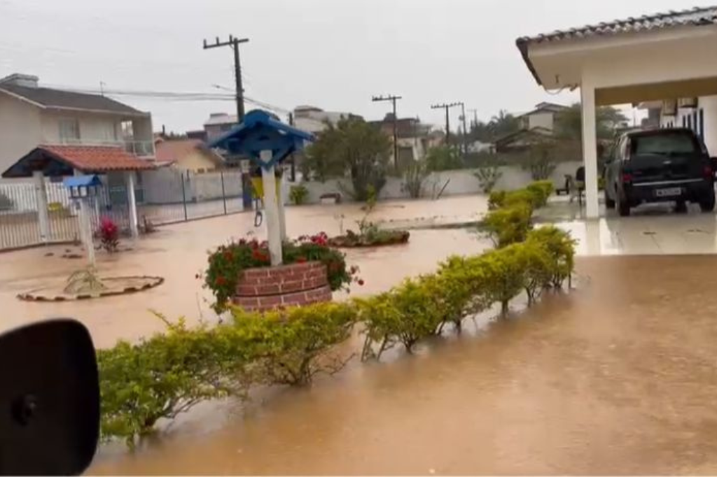 Chuva forte resulta em alagamentos em diversas regiões de Imbituba