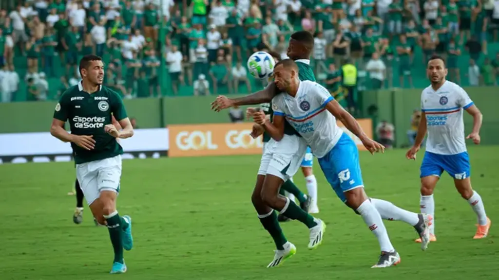 Bahia sai do Z-4 em jogo com 10 gols contra Goiás