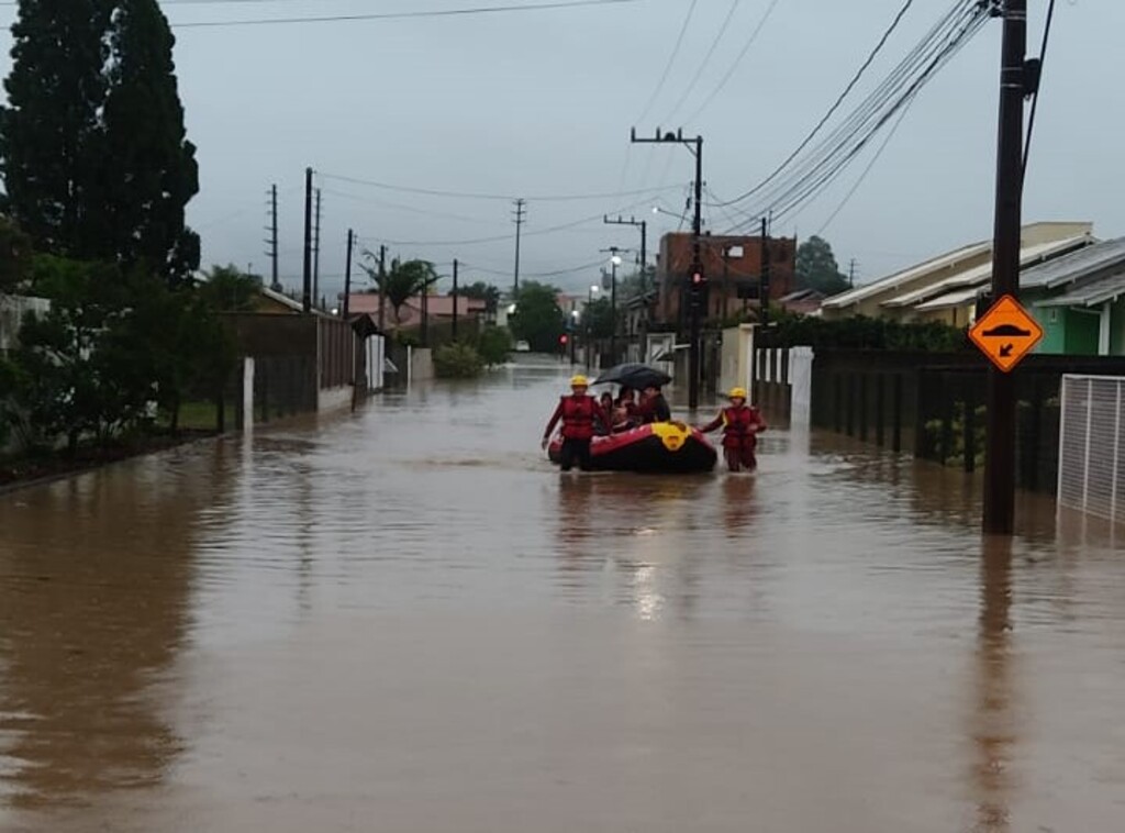 Bombeiros militares resgatam 118 pessoas em Tubarão durante sábado de muita chuva na região