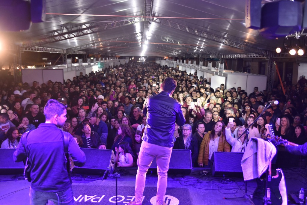 Galeria de imagens: Na noite de sábado, o cantor Léo Pain se apresentou para um público com cerca de sete mil pessoas
