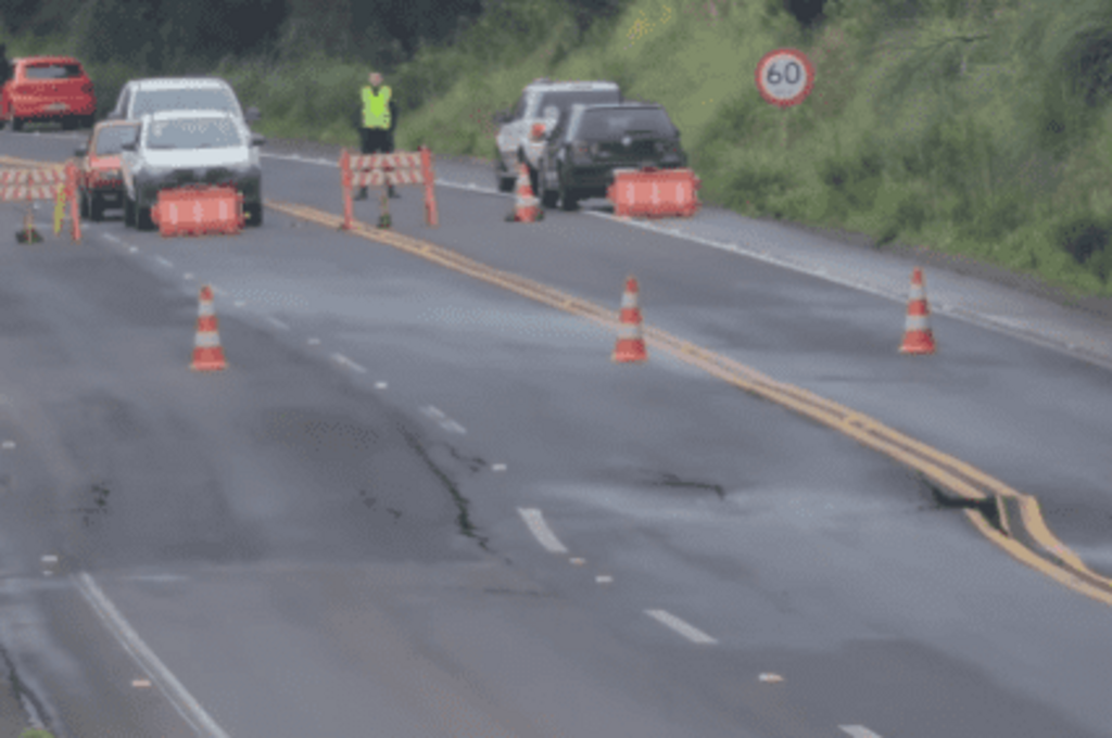 Trecho da SC-114 começa a ceder e interdita rodovia na Serra Catarinense