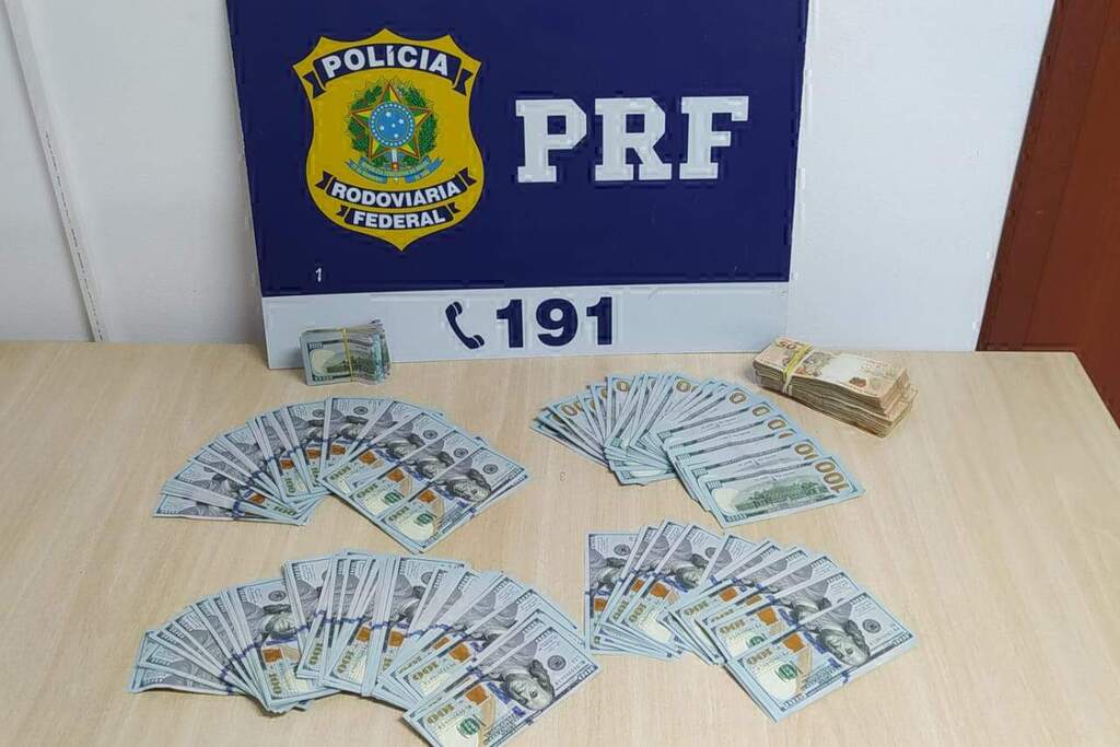 PRF - Além dos 44 mil dólares, os policiais rodoviários localizaram mais  R$ 10 mil