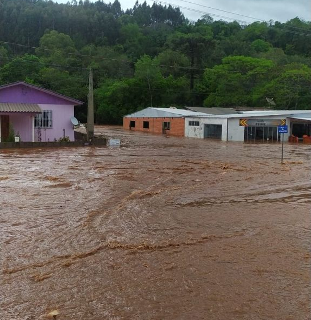 Eder Luiz - Em Erval Velho rio transbordou e inundou a cidade