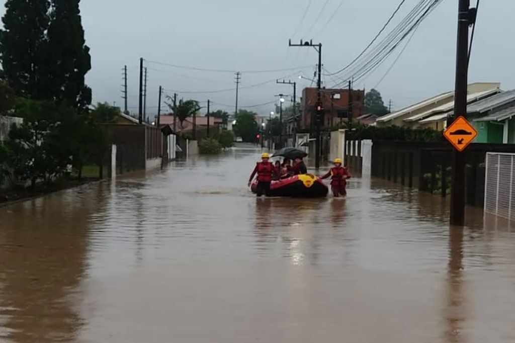  - Em Turbarão, aproximadamente 118 pessoas foram resgatadas no sábado (7) — Foto: Corpo de Bombeiros/ Divulgação