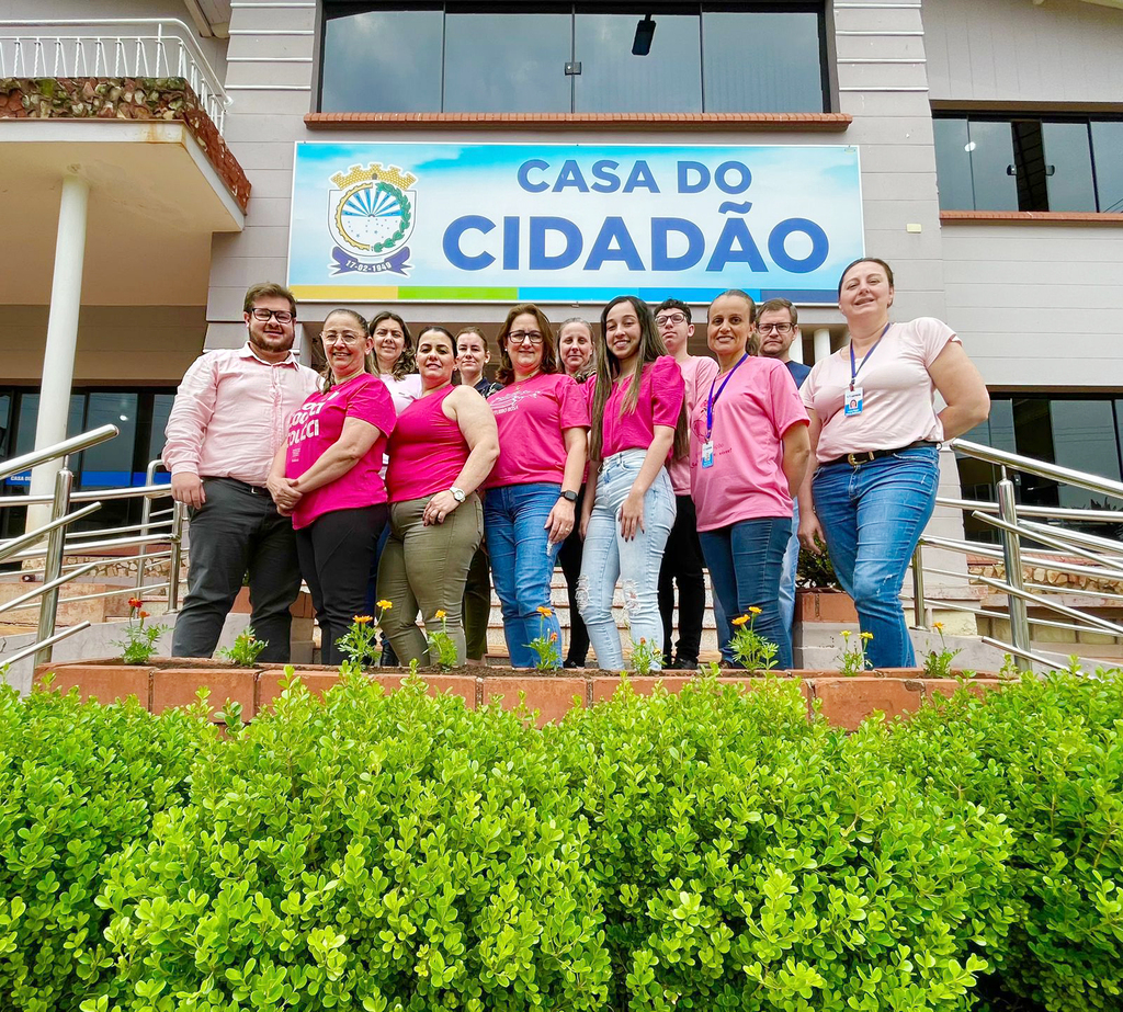 Servidores da Casa do Cidadão de Capinzal vestem-se na cor de Outubro rosa visando conscientizar sobre o câncer de mama