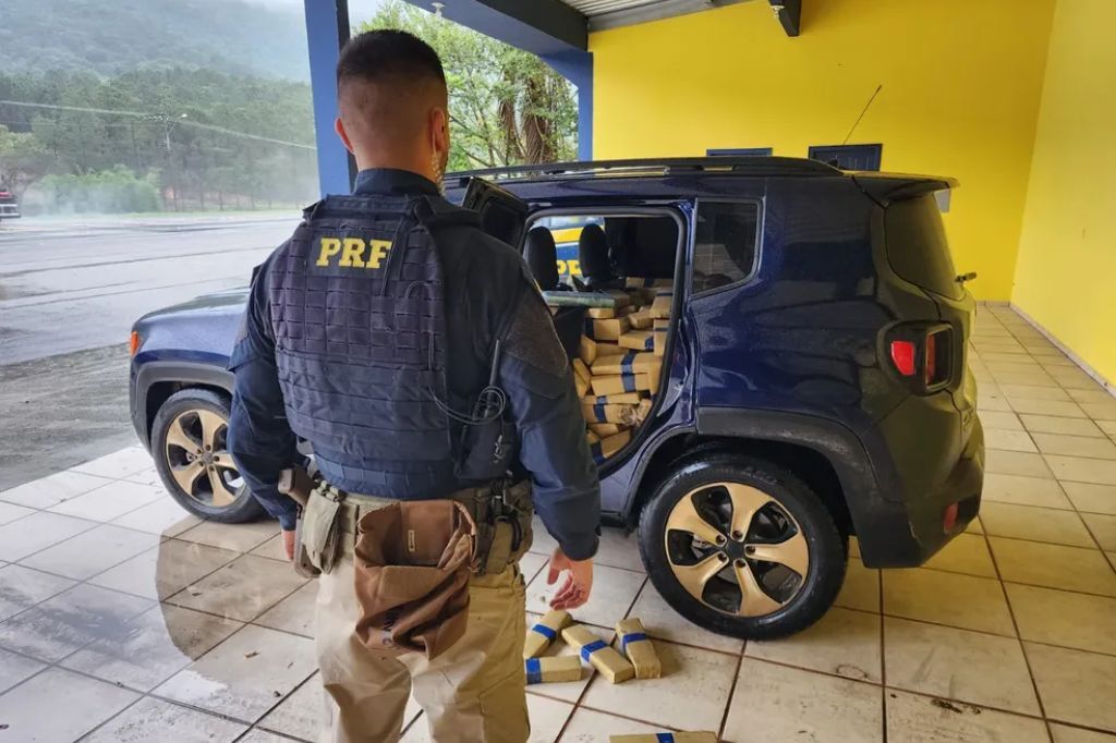  - Droga foi encontrada dentro de veículo roubado em SC — Foto: PRF/ Divulgação