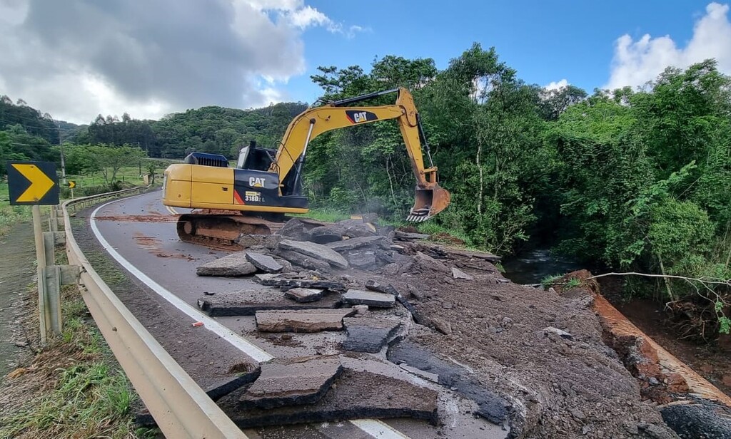 Inicia a recuperação em rodovias com estragos em função das chuvas