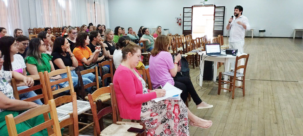 Profissionais da rede municipal de ensino de Capinzal participam de formação continuada na área da matemática