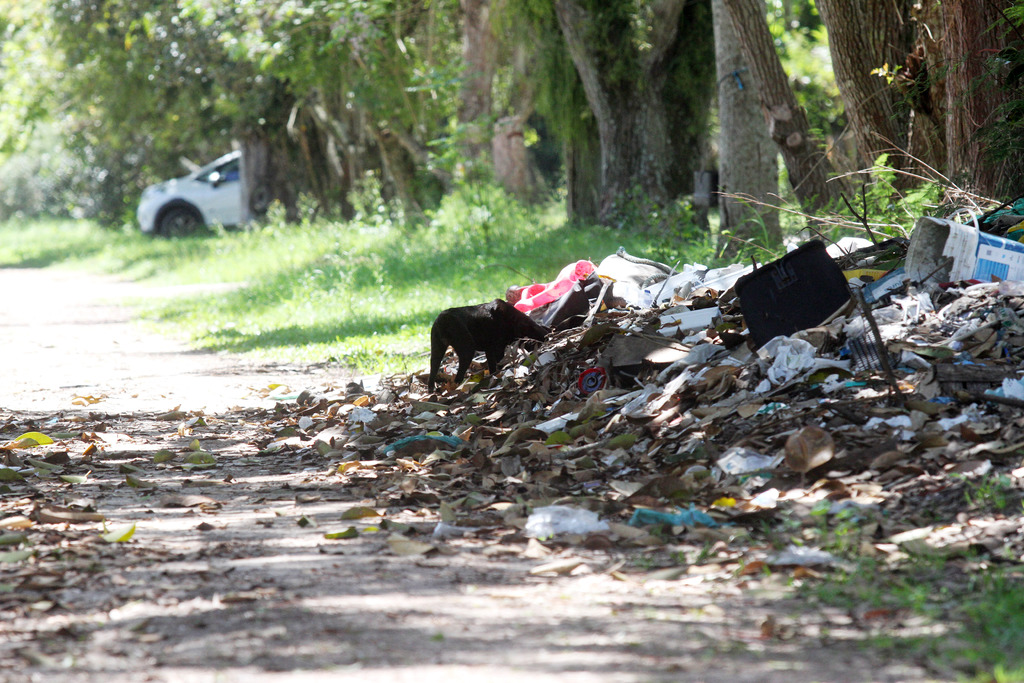 Foto: Jô Folha - DP - Lixo causa indignação nos moradores do bairro