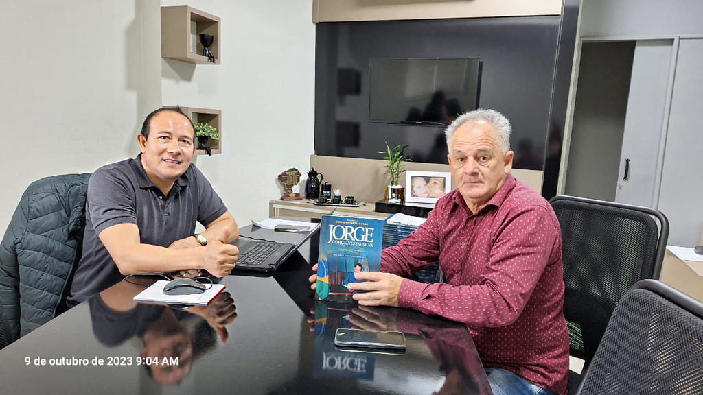 Diretor geral de O Tempo jornal de fato entrega livros na casa legislativa de Capinzal: