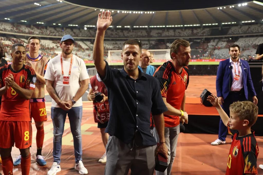  - Eden Hazard, que se aposentou da seleção e está sem clube após deixar o Real Madrid, acena para torcedores da Bélgica — Foto: Yves Herman/Reuters