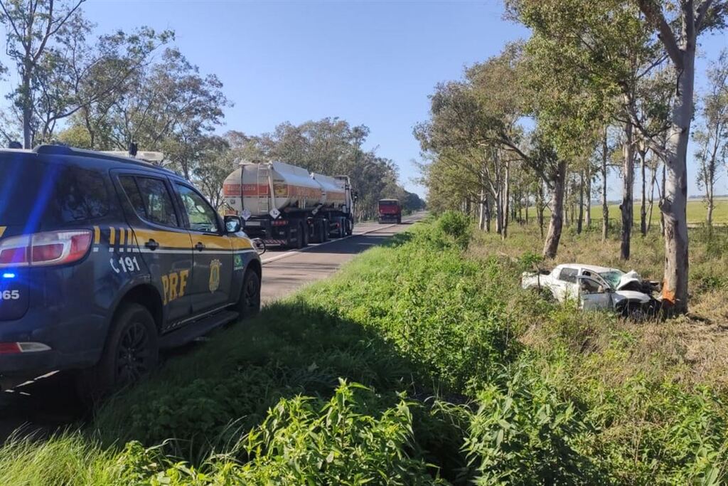 título imagem Veículo sai a pista e motorista é socorrida em estado grave em São Sepé