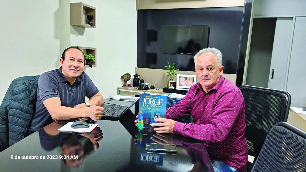 Diretor geral de O Tempo jornal de fato entrega livros na casa legislativa de Capinzal: