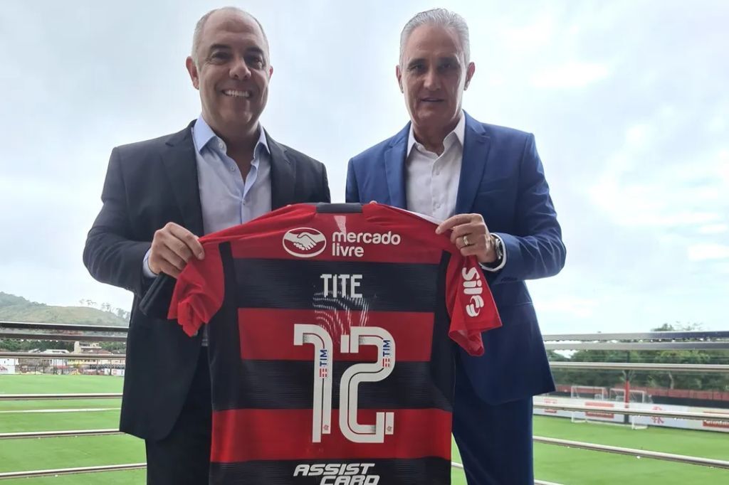  - Marcos Braz entrega a Tite a camisa personalizada do Flamengo — Foto: Divulgação/Flamengo