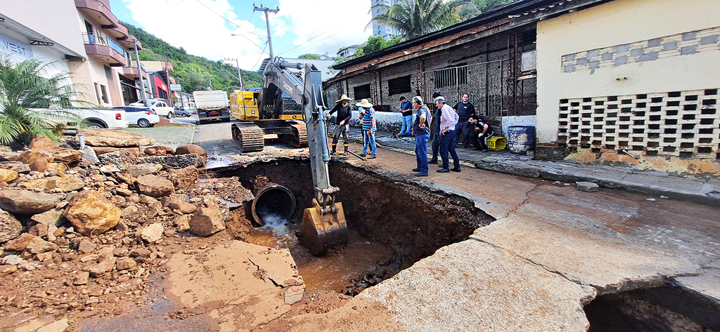 Enxurradas ao longo do tempo fazem ceder galeria e tubulação em via pública