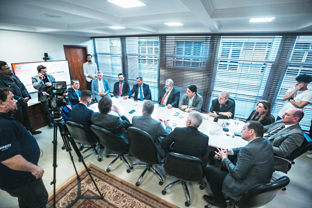 FOTO: Bruno Collaço / AGÊNCIA AL - Líderes participam de reunião com a Mesa da Alesc para tratar das ações do Parlamento no enfrentamento às consequências das chuvas