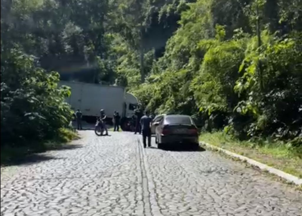 VÍDEO: caminhão tenta descer a Estrada do Perau e fica preso enquanto BR-158 estava bloqueada