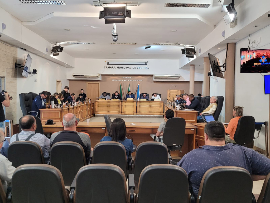 Foto: JRC - DP - Talvez somente uma vez desde a sessão de posse da atual legislatura, o Plenário Bernardo Olavo Gomes de Souza tenha recebido a totalidade - 21 - dos representantes do povo de Pelotas. Foi na abertura da sessão de ontem, às 9h52min, quando o Regimento Interno determina que seja às 8h30min. Tudo em função do ambiente tenso que paira no Legislativo desde a semana passada. Vereador Dila Bandeira (PSDB) cobrou o cumprimento do horário, lembrando que o cidadão/eleitor espera que os vereadores cumpram suas obrigações para as quais pediram votos e foram eleitos. Situação é repetitiva a c