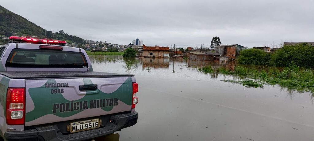 Polícia Militar Ambiental presta auxílio no monitoramento dos rios e retirada de moradores das áreas de risco