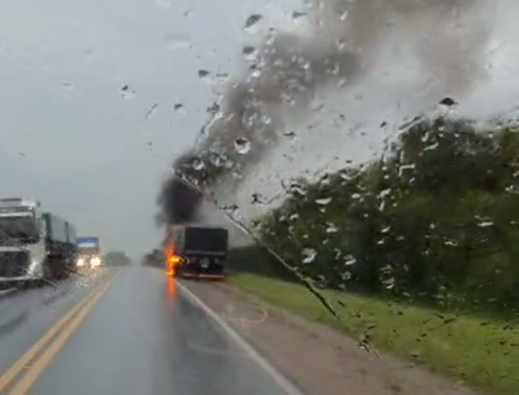 título imagem Caminhão pega fogo e tem cabine destruída pelas chamas em estrada da região