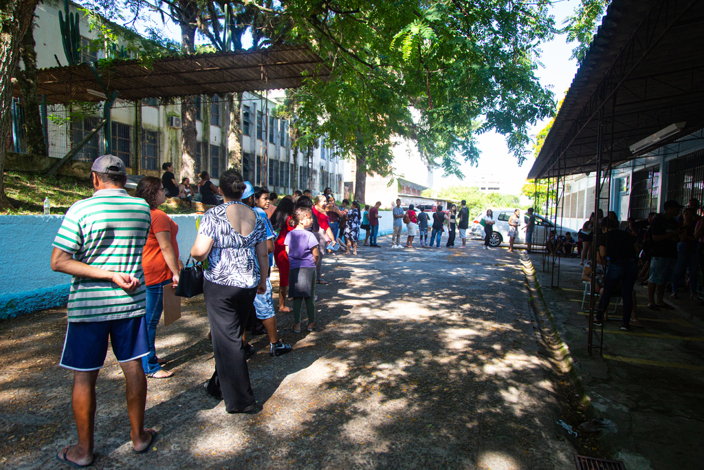 População enfrenta longas filas e horas de espera para fazer matrícula e transferência na rede pública de ensino