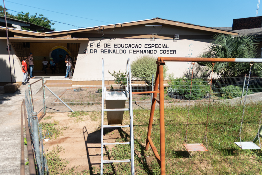título imagem Problemas de infraestrutura da Escola Reinaldo Coser afetam acessibilidade dos estudantes; verba para reformas é insuficiente