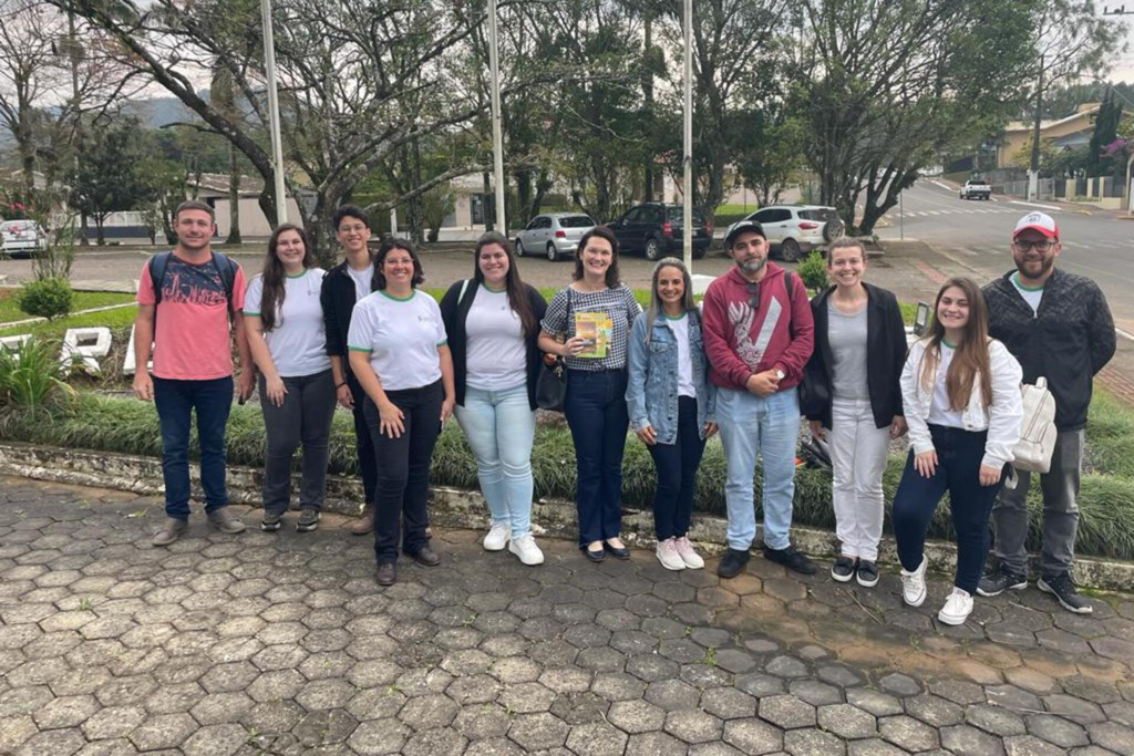 Campanha de conscientização turística é realizada por acadêmicos em Timbé do Sul