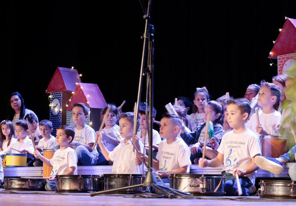 Crianças cantam músicas infantis em evento de corais de CEIs municipais